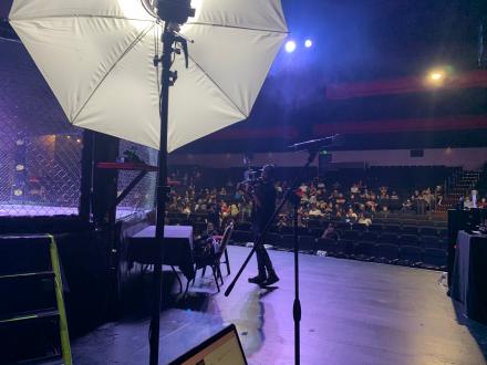 The spectators starting to fill in