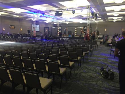 Crowd-view of the cage